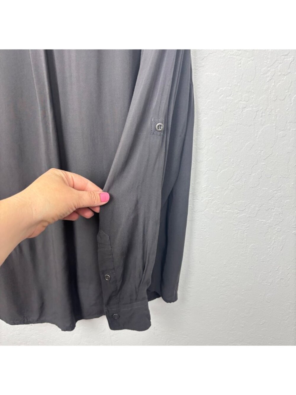 ✨3/$30 Torrid 2X Plus Size V-Neck Button Down Blouse Gray Long Sleeve Roll Tab S - Picture 5 of 5